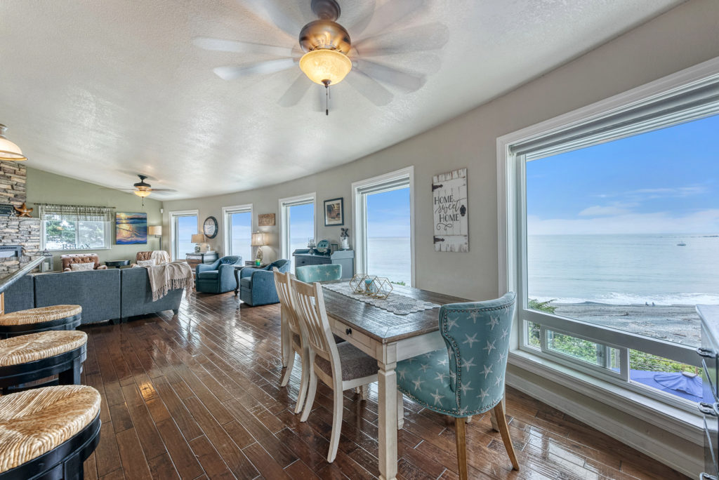 Photo of dining table overlooking the beach at Day Dreamin'