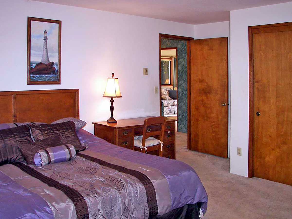 Photo of pleasant large bedroom at Brookings Serenity - bed and desk are pictured