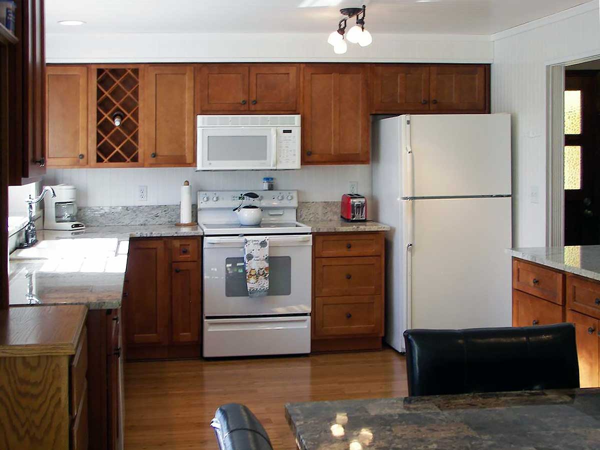 Photo of L-shaped kitchen cabinets and counters at Brookings Serenity
