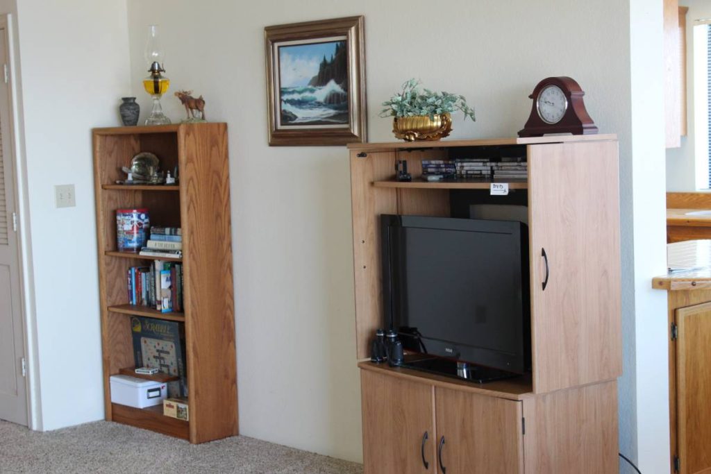 A photo of the TV and bookcase appointments at Brookings Sea Haven