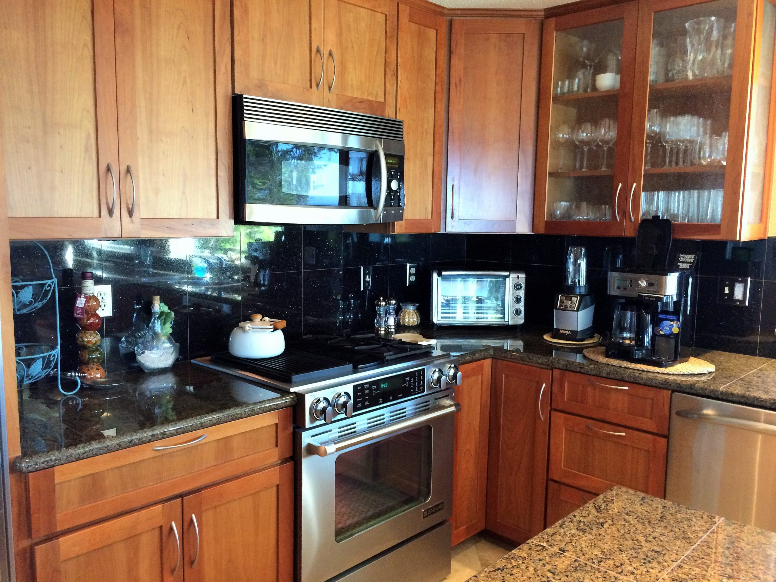 Photo of nicely appointed kitchen at Pacific Edge - Granite tile countertops and stainless steel appliances