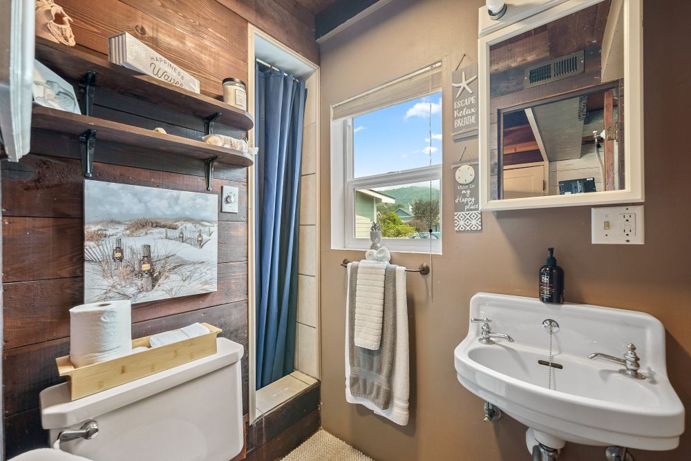 Photo of second bathroom at Sunset Cabin with an enclosed tile shower