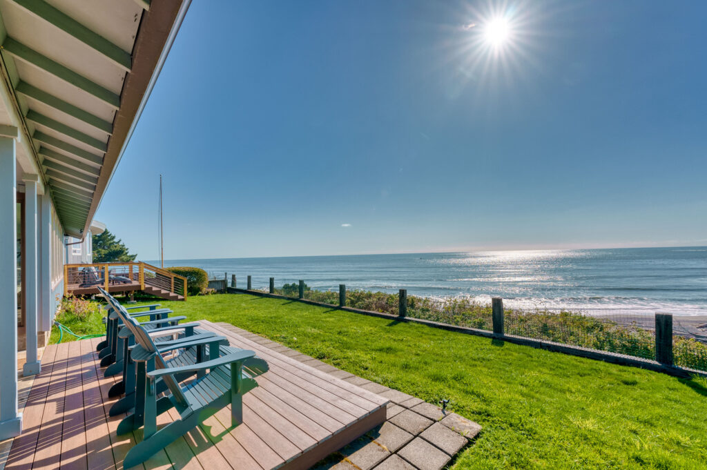 Stunning oceanfront location for Whale Watcher - A Brookings Oregon Vacation Home
