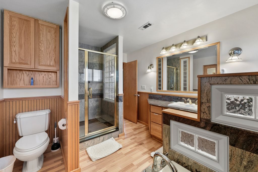 Photo of luxurious bathroom at Paradise Found in Brookings Oregon