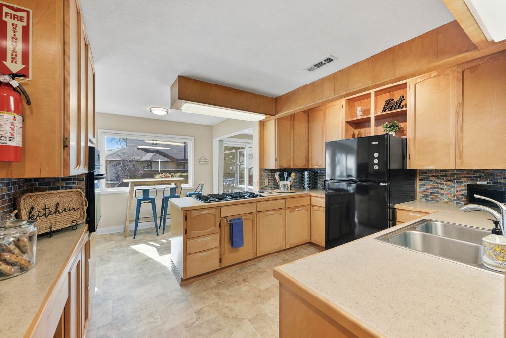 Photo of large, well-appointed kitchen at Paradise Found