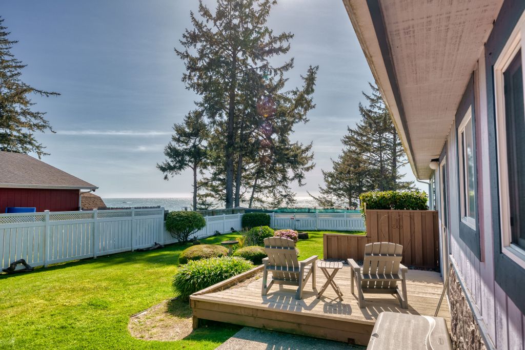 Photo of spacious, green yard & deck at Paradise Found
