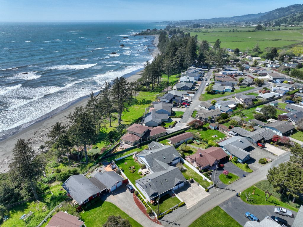 Aerial showing Beach Access at Paradise Found in Brookings Oregon