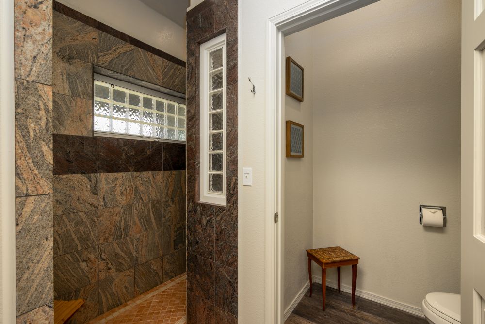 Photo of the Master Bath at Paradise Found