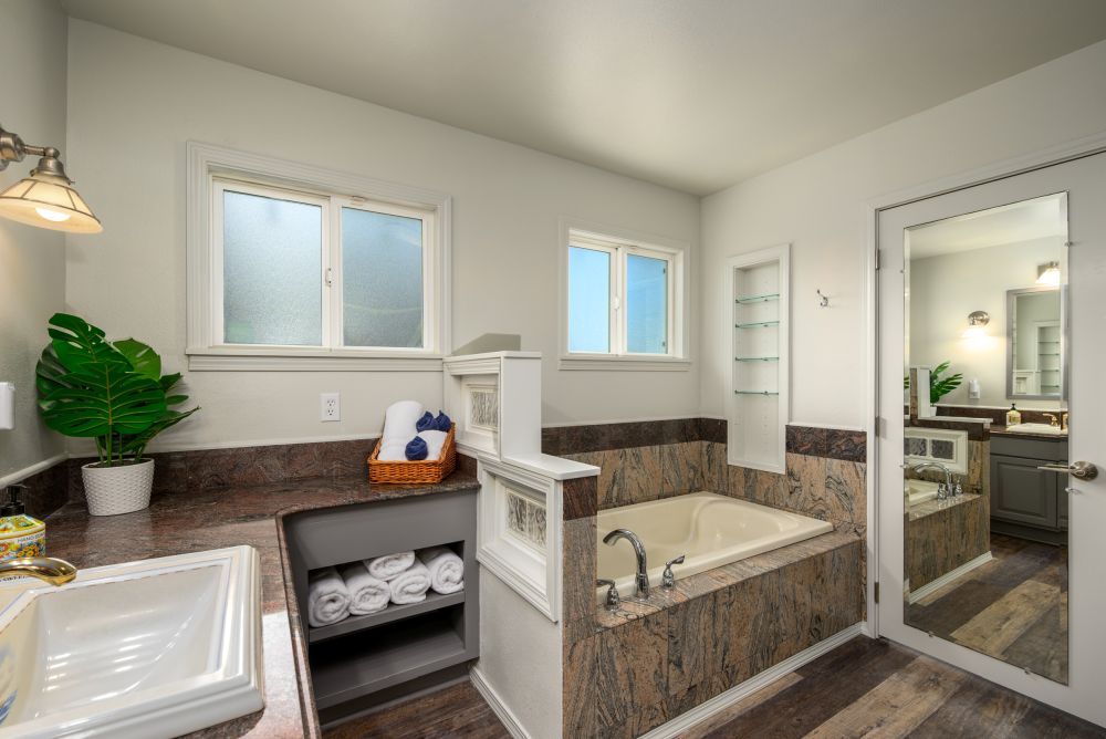 Photo of the Master Bath at Paradise Found