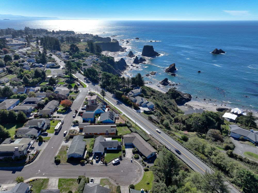 Newly completed crosswalk across Highway 101 makes beach access a breeze!