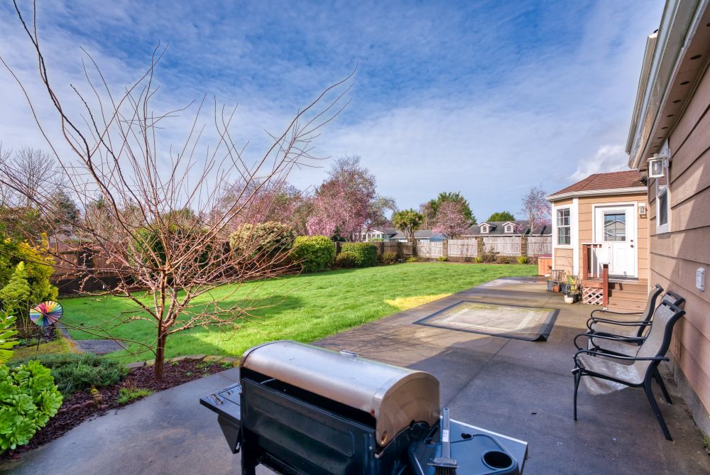 Winchuck River Homestead Patio with grill and access to Hot Tub