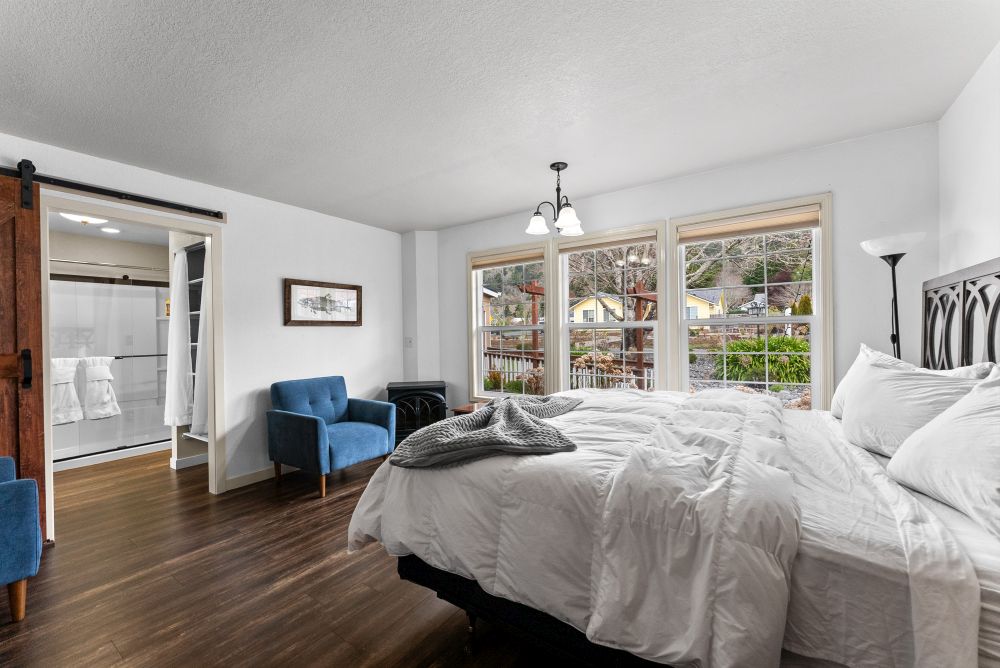 Winchuck River Homestead Primary Bedroom