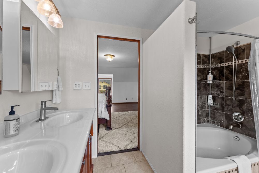 Winchuck River Homestead Upstairs Bathroom