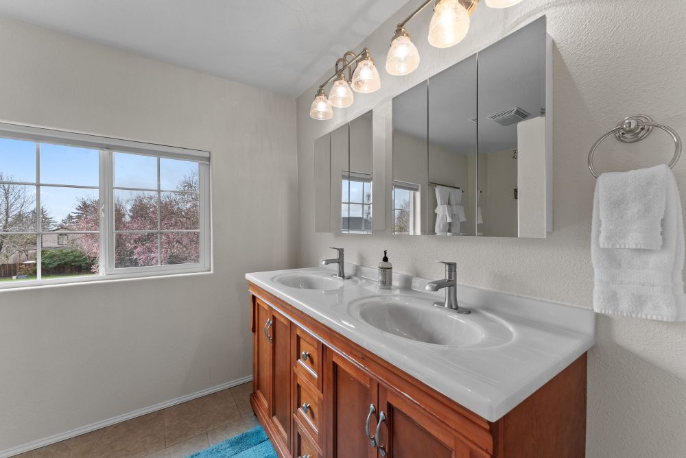 Winchuck River Homestead Upstairs Bathroom