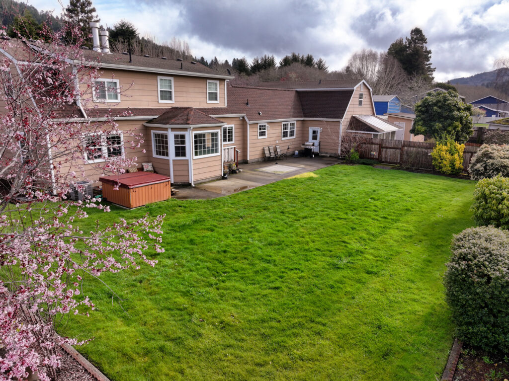Winchuck River & Sea Retreat Hot Tub & Large Back Yard